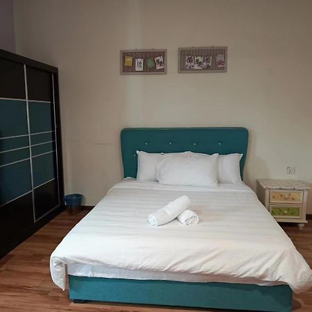 Melaka Beachfront Villa With Pool Bagian luar foto