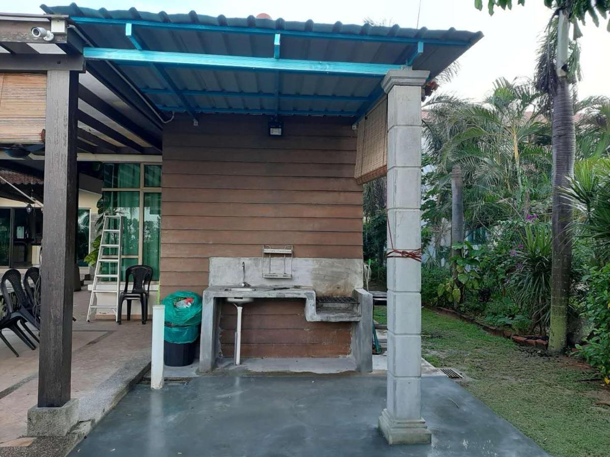 Melaka Beachfront Villa With Pool Bagian luar foto