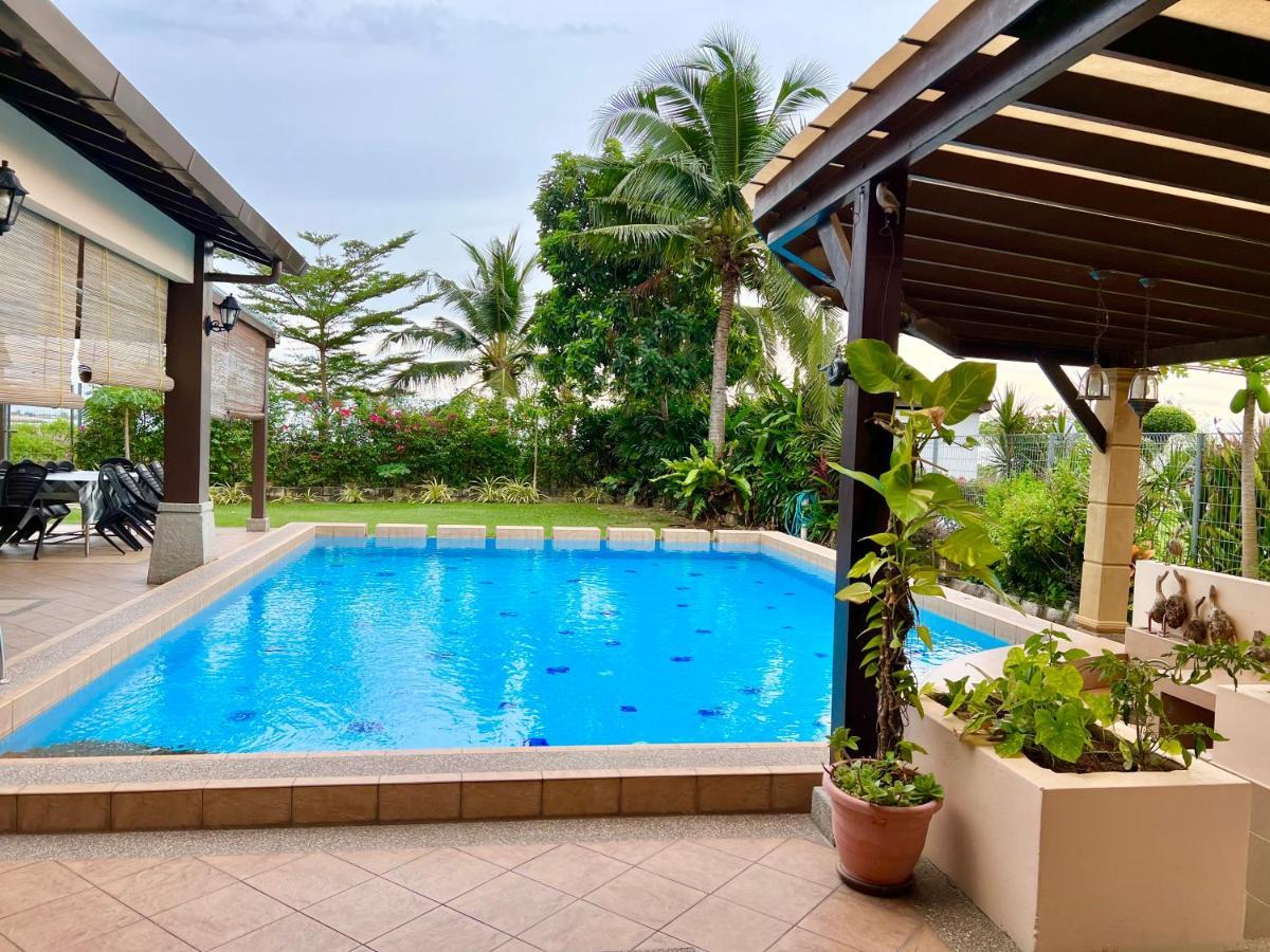 Melaka Beachfront Villa With Pool Bagian luar foto