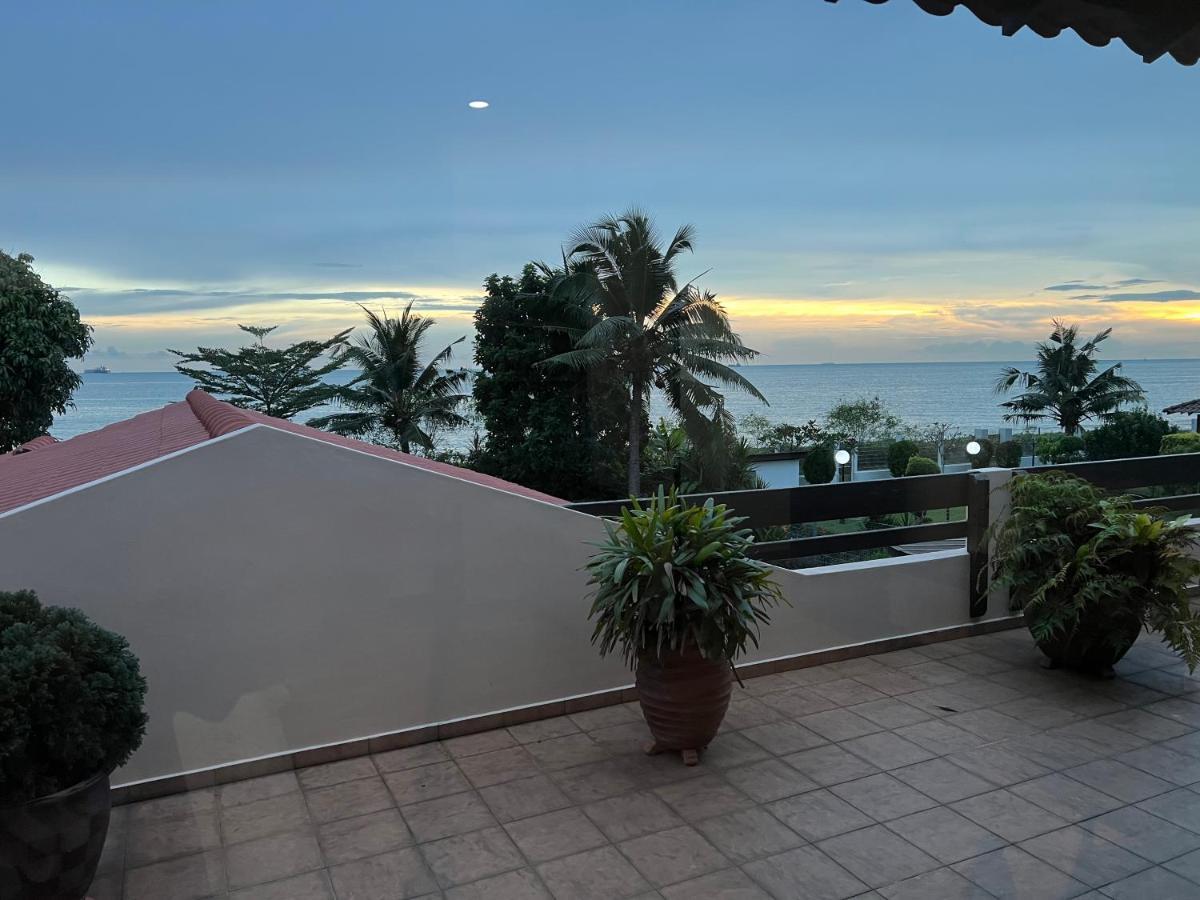 Melaka Beachfront Villa With Pool Bagian luar foto