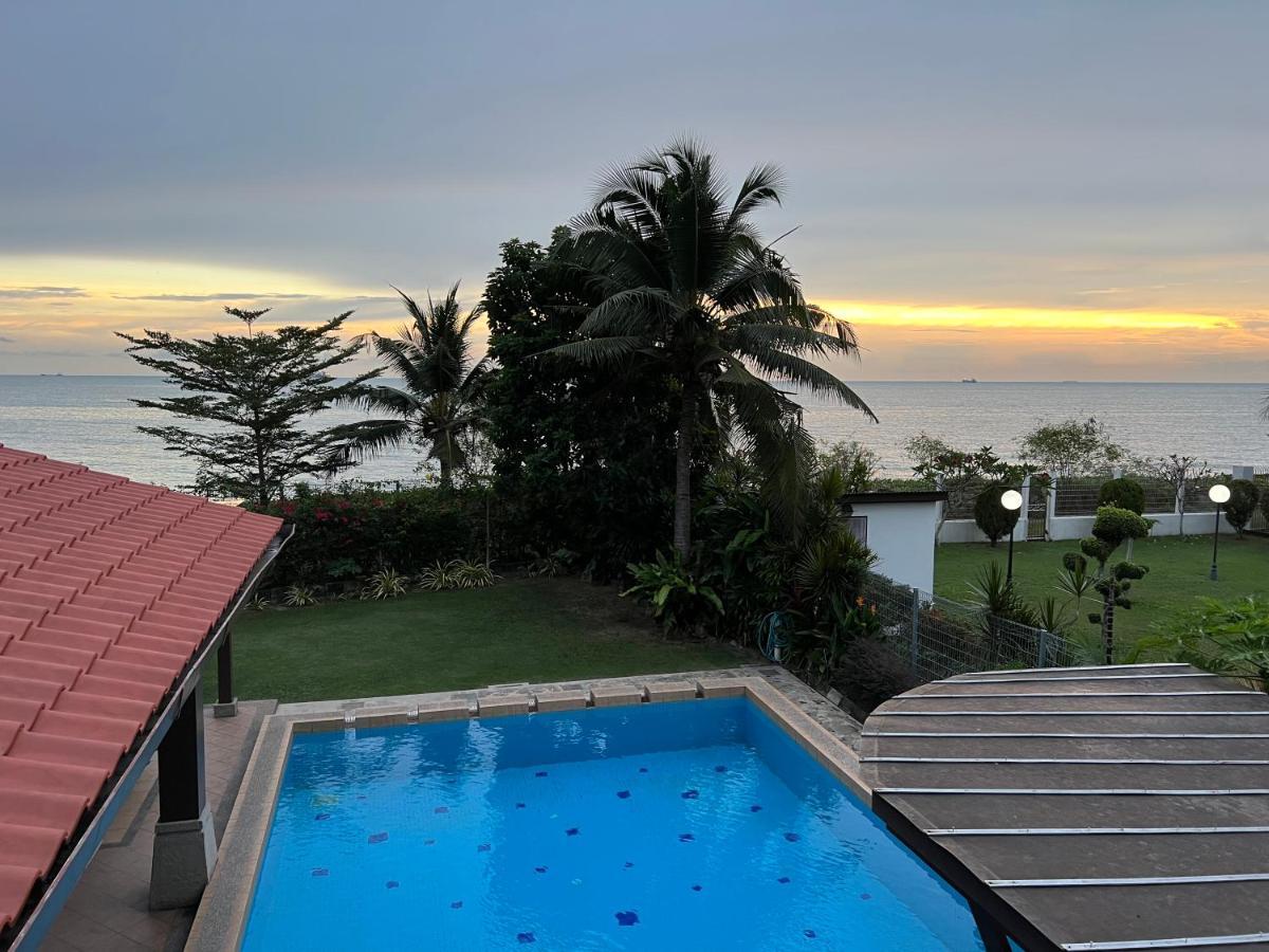 Melaka Beachfront Villa With Pool Bagian luar foto