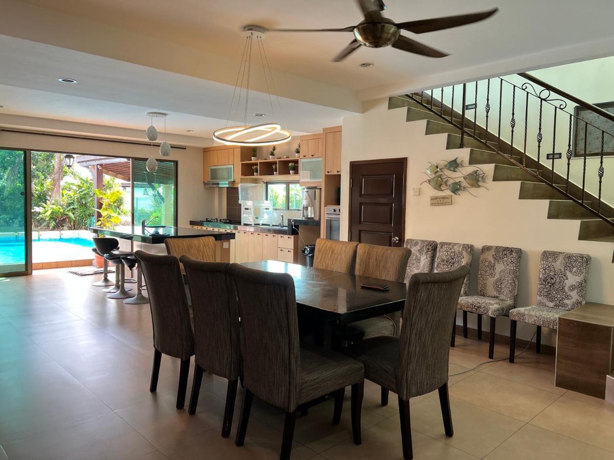 Melaka Beachfront Villa With Pool Bagian luar foto