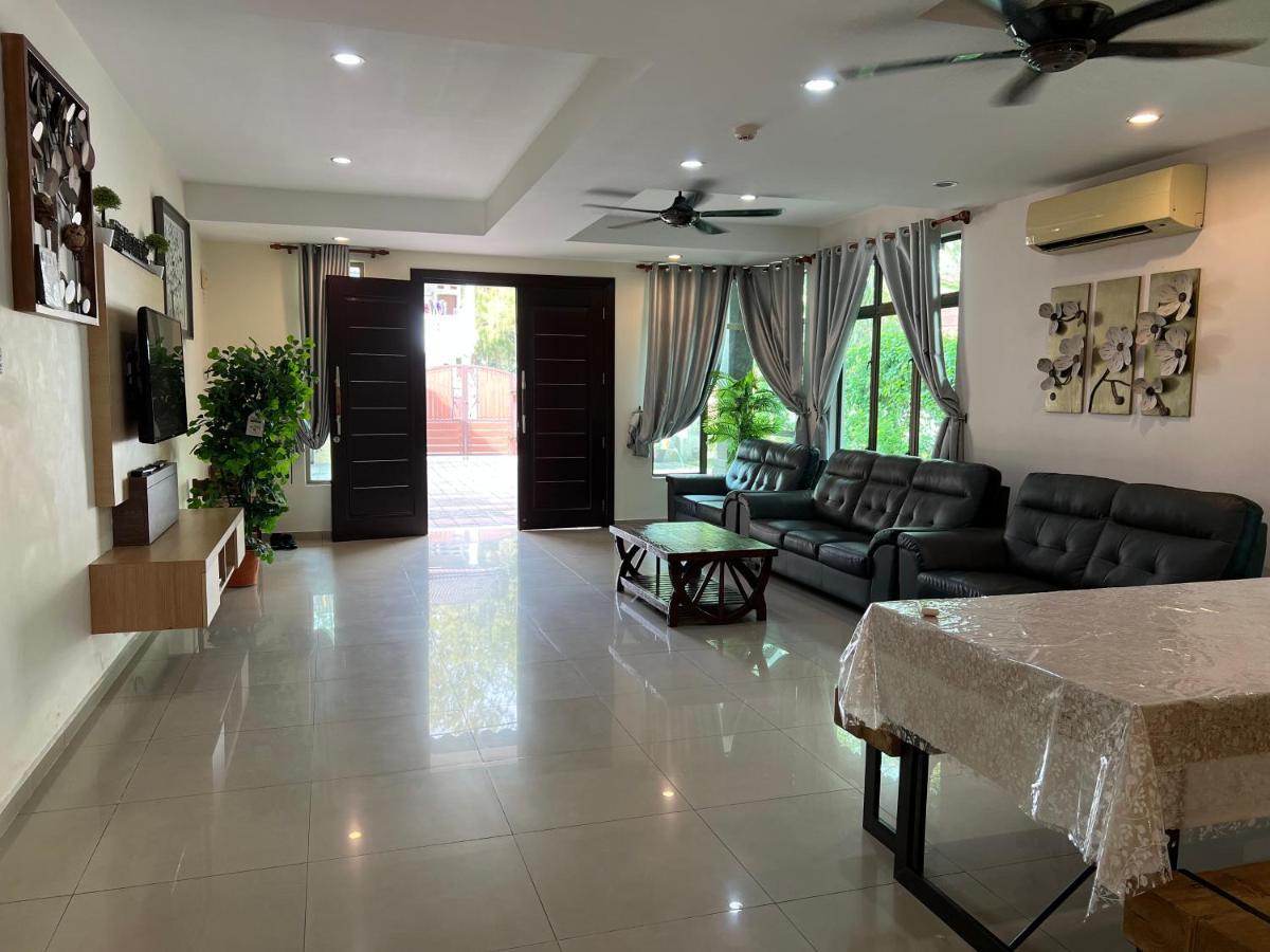Melaka Beachfront Villa With Pool Bagian luar foto