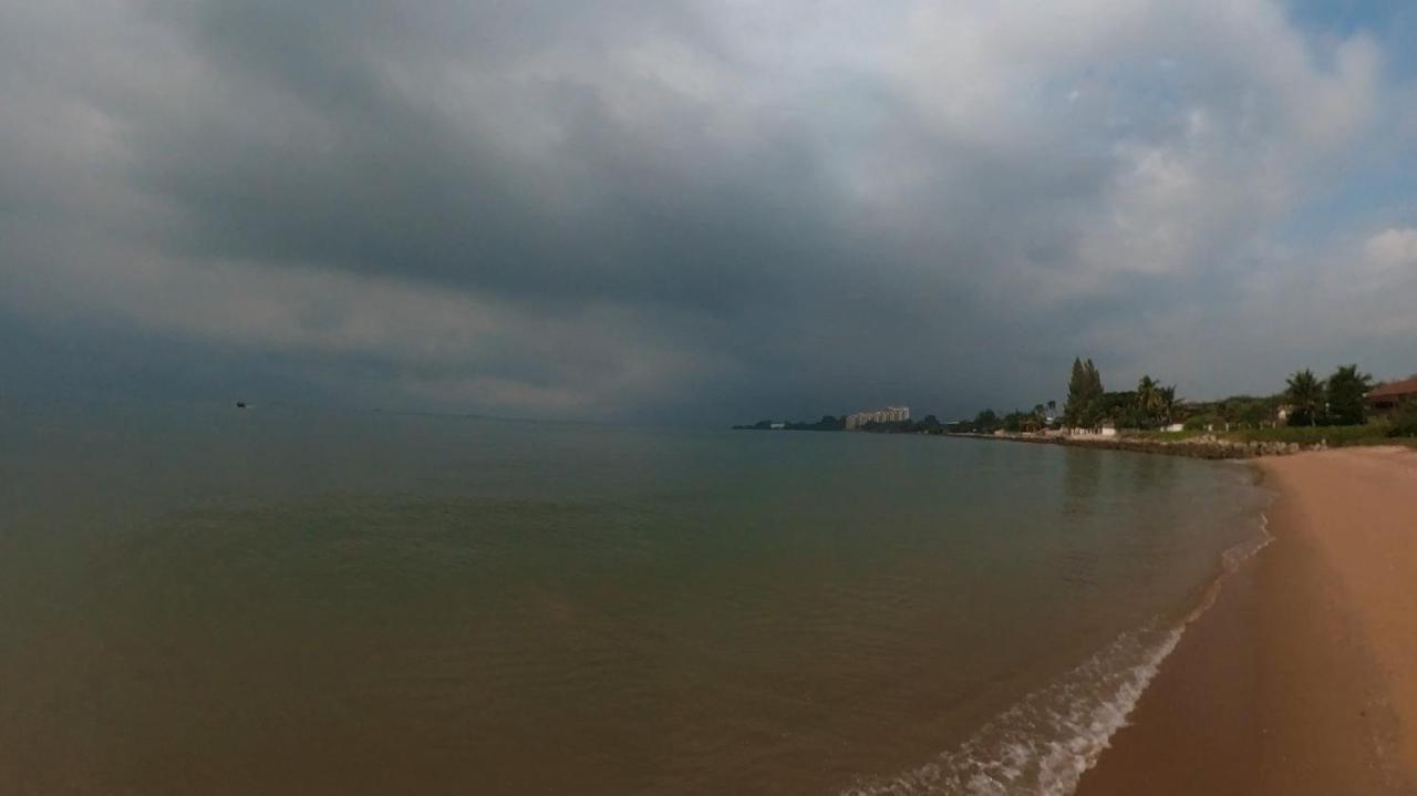 Melaka Beachfront Villa With Pool Bagian luar foto