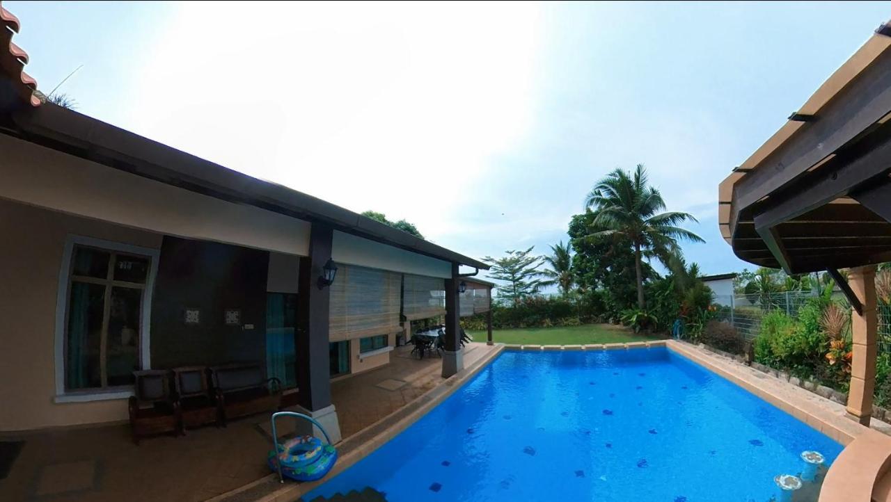 Melaka Beachfront Villa With Pool Bagian luar foto