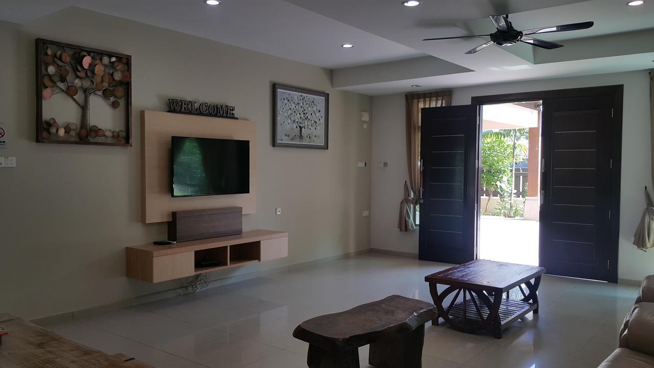 Melaka Beachfront Villa With Pool Bagian luar foto