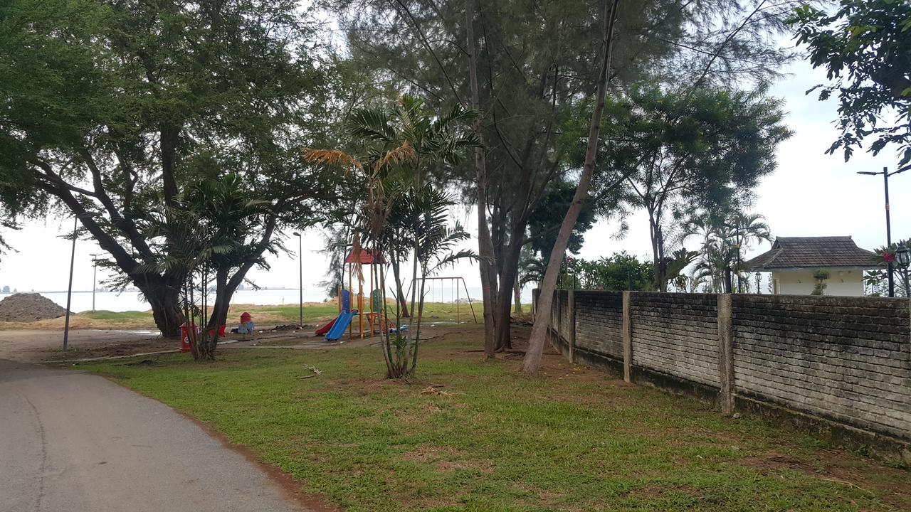 Melaka Beachfront Villa With Pool Bagian luar foto