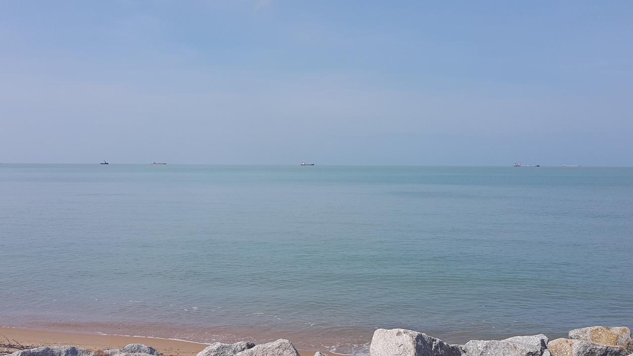 Melaka Beachfront Villa With Pool Bagian luar foto