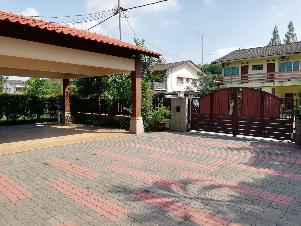 Melaka Beachfront Villa With Pool Bagian luar foto